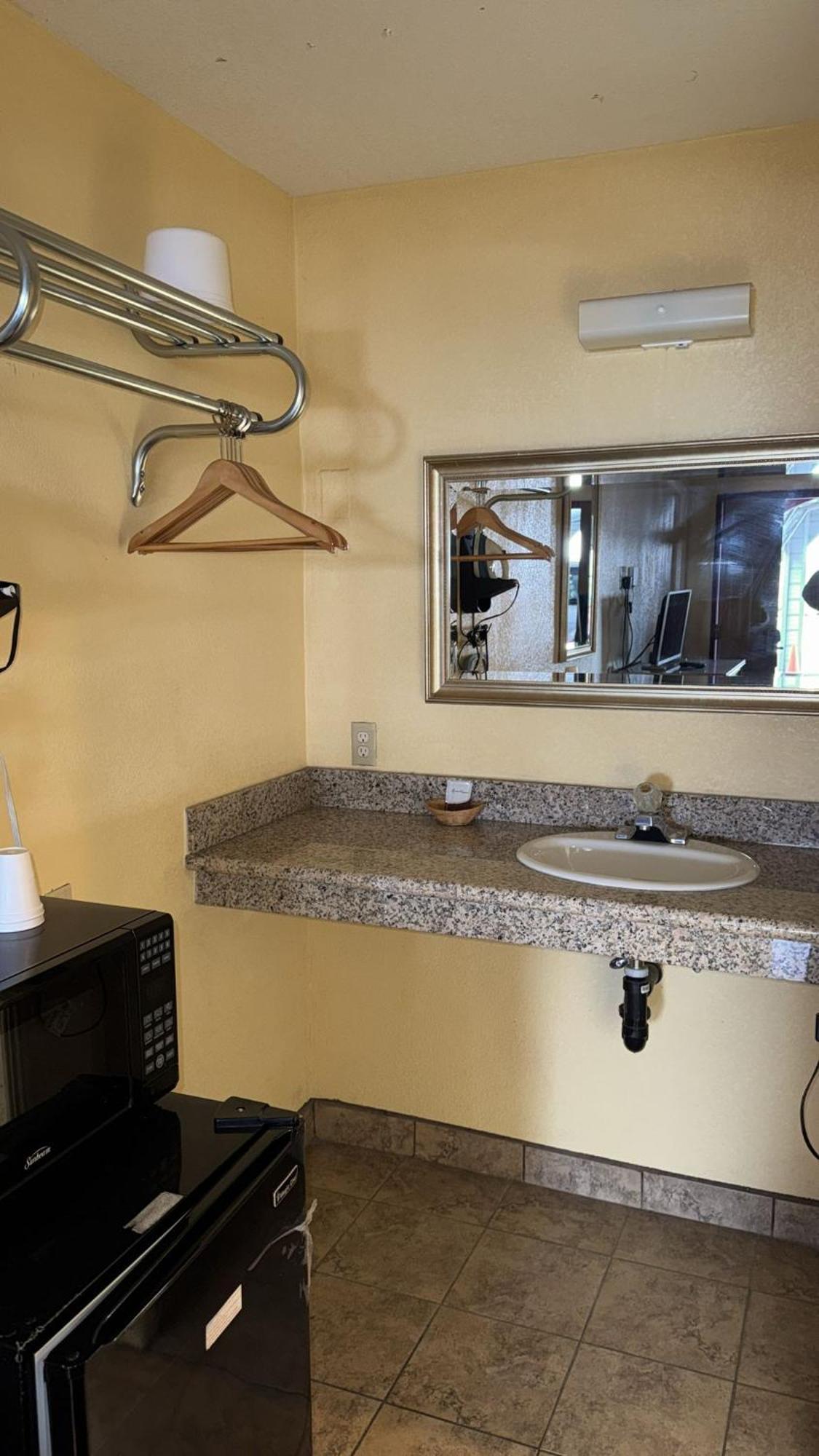 Sunstar Inn Los Banos Kültér fotó