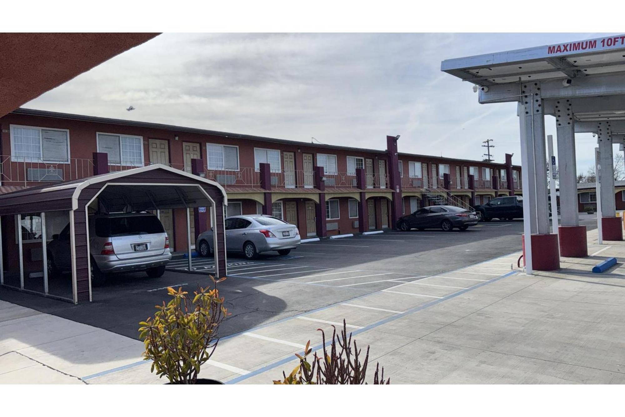 Sunstar Inn Los Banos Kültér fotó