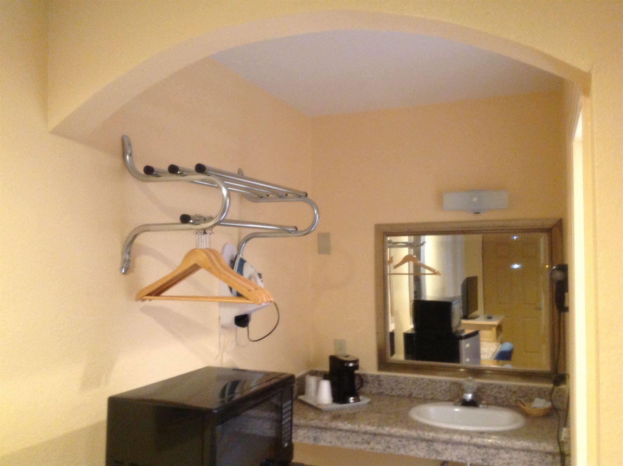 Sunstar Inn Los Banos Kültér fotó